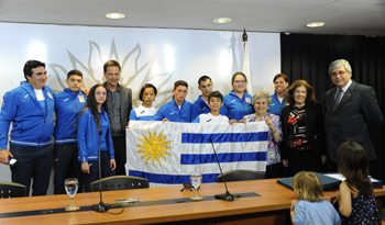 Entrega de pabellón a deportistas