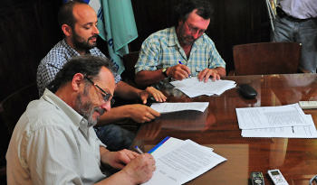 Daniel Olesker, Matías Rodríguez y Mario Buzzalino suscriben el convenio de fomento a la juventud rural