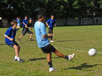 Jóvenes jugando al fútbol