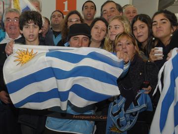 Uruguayos con bandera patria