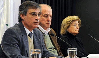 García, Murro y De León en conferencia de prensa
