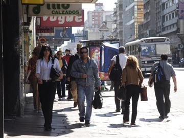Gente transitando por el Centro de Montevideo
