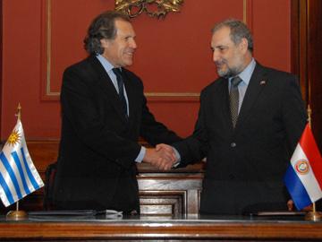 cancilleres de uruguay y paraguay saludandose