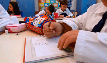 Escolares con libros de apoyo