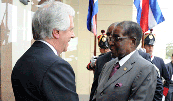 Tabaré Vázquez con Robert Mugabe