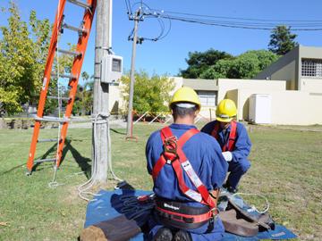 Técnicos de UTE trabajando en red eléctrica