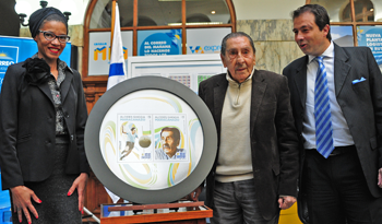 Alcides Edgardo Ghiggia homenajeado por Solange Moreira y Pablo Arretche, en nombre del Correo Uruguayo Alcides Edgardo Ghiggia homenajeado por Solange Moreira y Pablo Arretche, en nombre del Correo Uruguayo