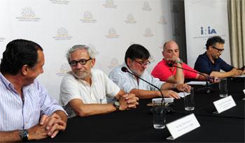 Autoridades en firma de convenio