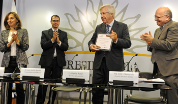Ministro Danilo Astori recibe Premio excelGob en Torre Ejecutiva