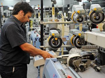Funcionario en funciones de una planta industrial textil