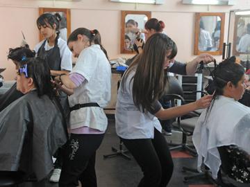 Joven trabaja en una peluquería