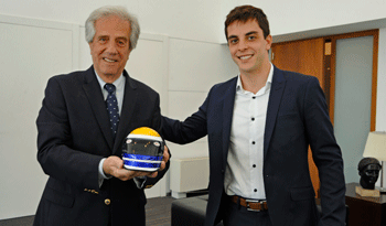 Presidente Tabaré Vázquez recibe presente de Santiago Urrutia Presidente Tabaré Vázquez recibe presente de Santiago Urrutia