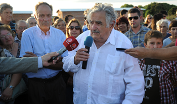 Presidente Mujica dialoga con los vecinos de la nueva cooperativa