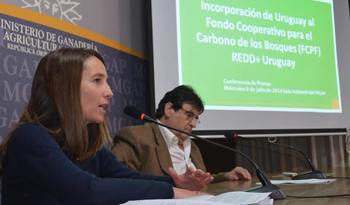 Pedro Soust, director Forestal del Ministerio de Ganadería y Cecilia Penengo, de laUnidad de Cambio Climático de la Dinama.