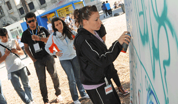 Jóvenes pintando
