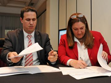 Firma de convenio entre UNFPA y AUCI