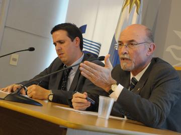 Secretario y prosecretario de Presidencia en conferencia