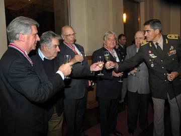 Presidente, ex Presidentes y General del Ejército brindando