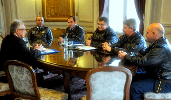 Ministro Jorge Menéndez con jefatura de la Fuerza Áerea