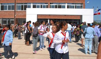 Estudiantes en entrada de liceo de San Luis