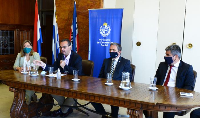 Ministro Pablo Bartol en firma de acuerdo entre el Mides y el Correo Uruguayo