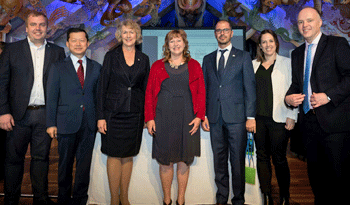 Juan Andrés Roballo junto a representantes de otros países