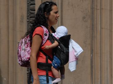 Madre con su hijo en brazos