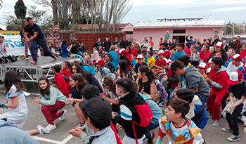 Escolares realizan ejercicios de educación física