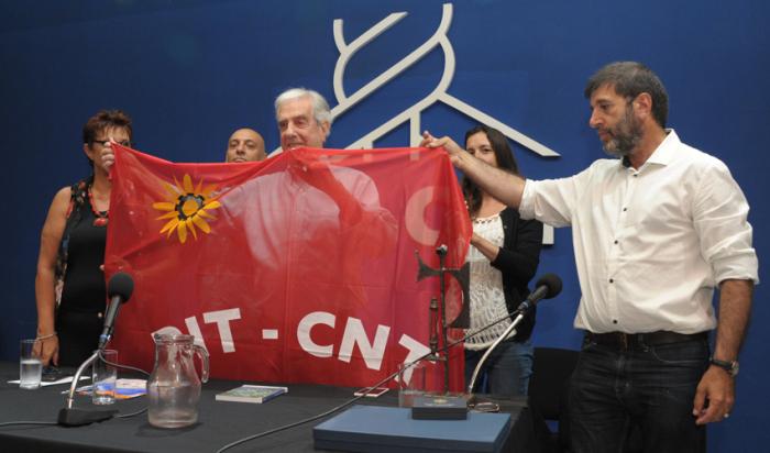 Tabaré Vázquez recibe la bandera del PIT-CNT