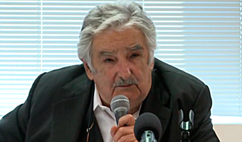 Presidente Mujica brindó una conferencia de prensa en el Salón de las Artes de la Embajada de Uruguay en Washington