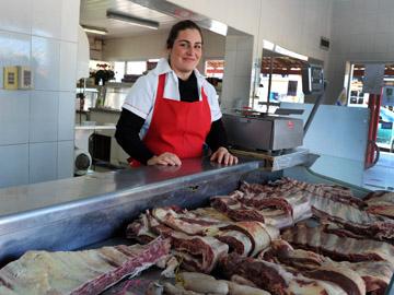 Emprendedora en su carnicería en el interior del país