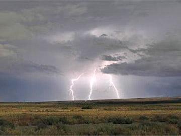 Tormenta eléctrica y lluvia