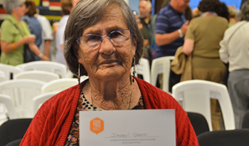 Uno de los adultos mayores que recibió certificado por alfabetización digital