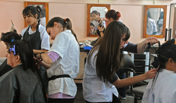 Jóvenes trabajando