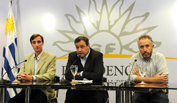 Autoridades en conferencia de prensa por financiación de caminería rural