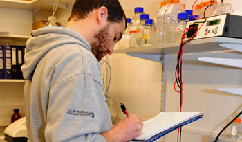 Joven estudiante en laboratorio