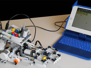 Computadora Ceibal y robot