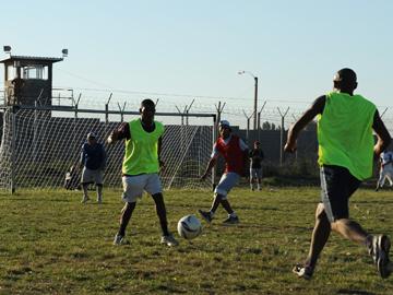 Jóvenes jugando al fútbol