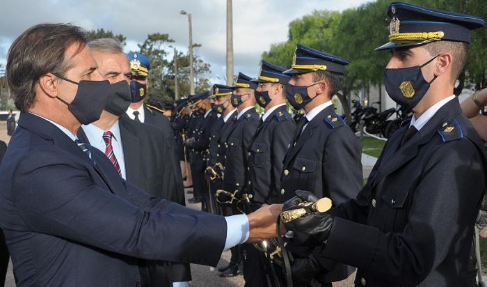 Presidente Luis Lacalle Pou en egreso de oficiales de policía