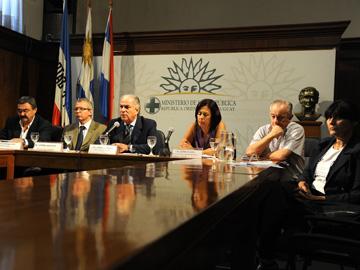 Autoridades de la Salud en conferencia