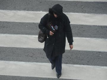 Peatón en cruce de cebra Peatón en cruce de cebra