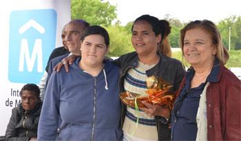 La minstra Eneida de León y elintendente de Montevideo, Daniel Martínez, junto a familias del asentamiento Lavalleja