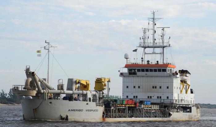 Draga para el río Uruguay