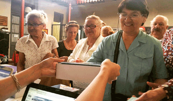 Entrega de tabletas digitales del Plan Ibirapitá