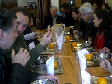 ministro Brenta y alumnos del liceo San Luis almorzando