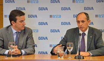 Director de Desarrollo del banco BBVA, Juan Carlos Alonzo, y presidente de UTE, Gonzalo Casaravilla
