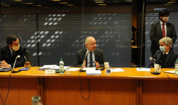 Ministro Pablo da Silveira y autoridades en el Parlamento
