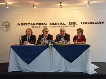 Ministros Almagro y Brenta, presidente de INACOOP Fernando Berasain e intendenta de Artigas, Patricia Ayala