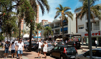 Gente transitando en Punta del Este