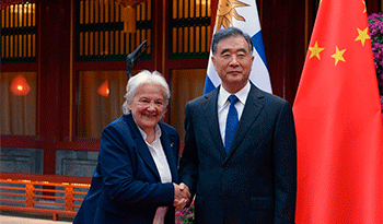 Lucía Topolansky con el presidente de la Conferencia Consultiva Política de China, Wang Yang